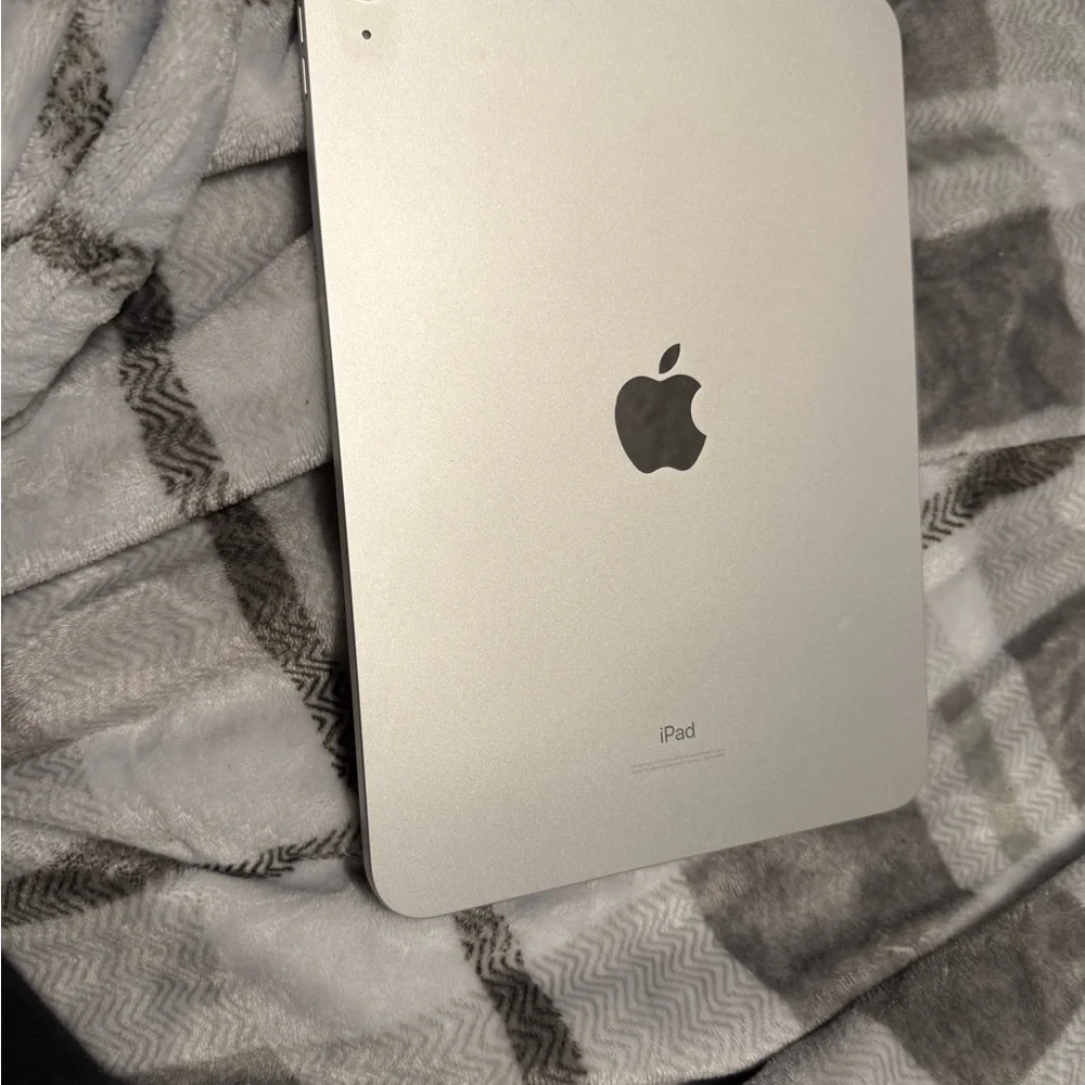 Apple Silver iPad Sleek Design Tablet